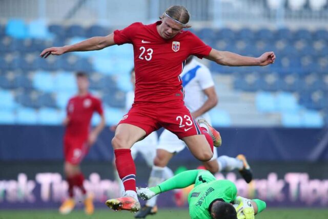 Haaland in azione con la maglia della Norvegia
