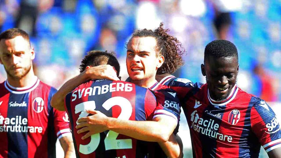 Arthur Theate, obiettivo del Napoli, esulta con la maglia del Bologna