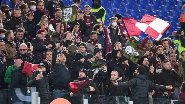 Tifosi allo stadio senza mascherina