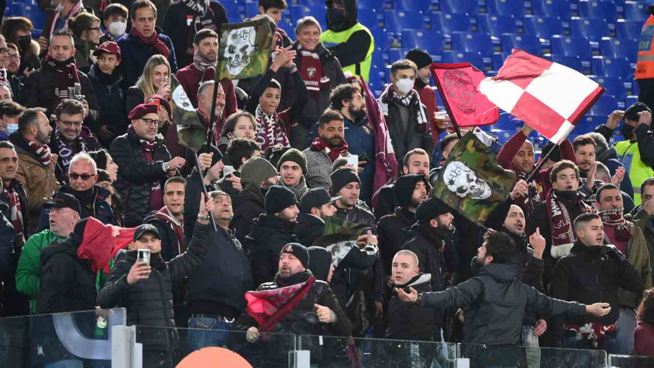 Tifosi allo stadio senza mascherina
