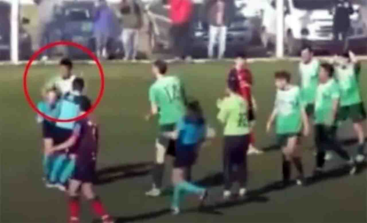 Donna arbitro aggredito