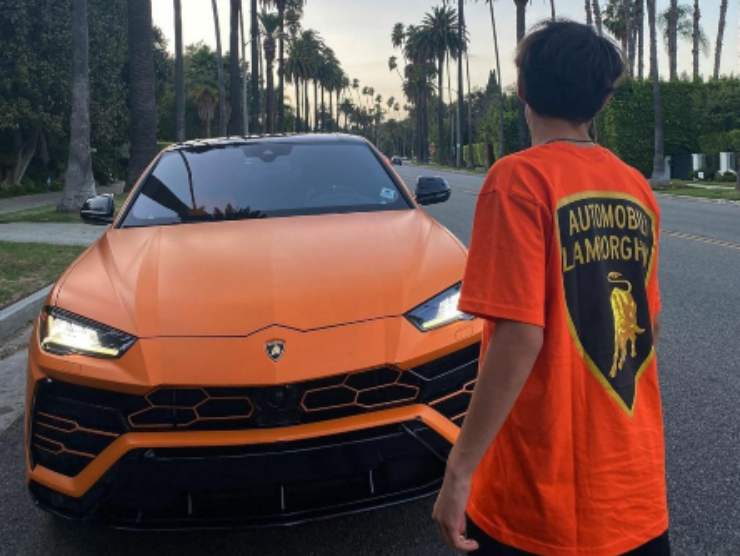 La foto della super auto, di spalle Tobias Del Piero, figlio di Alessandro [Credit: Instagram]