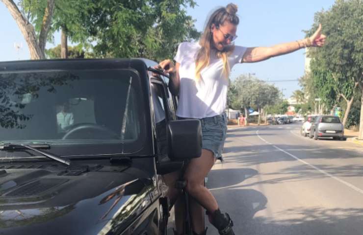 La Blasi fotografata su di un suv