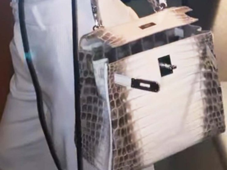 La criticatissima borsa di Ilary Blasi [Credit: web]