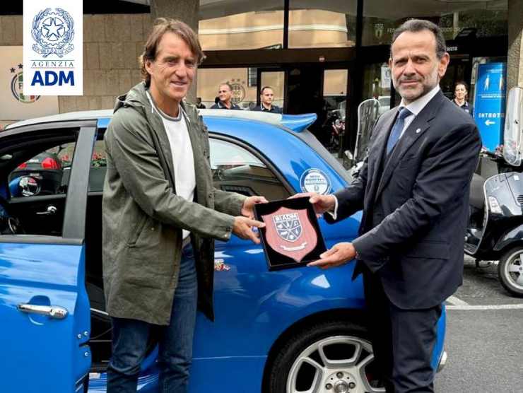 La consegna del regalo a Roberto Mancini [Credit: web]