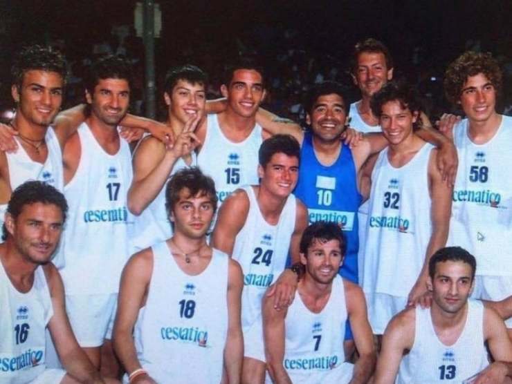 Un'immagine di quella famosa partita con protagonisti Simoncelli e Maradona [Credit: Instagram] - Sportitalia