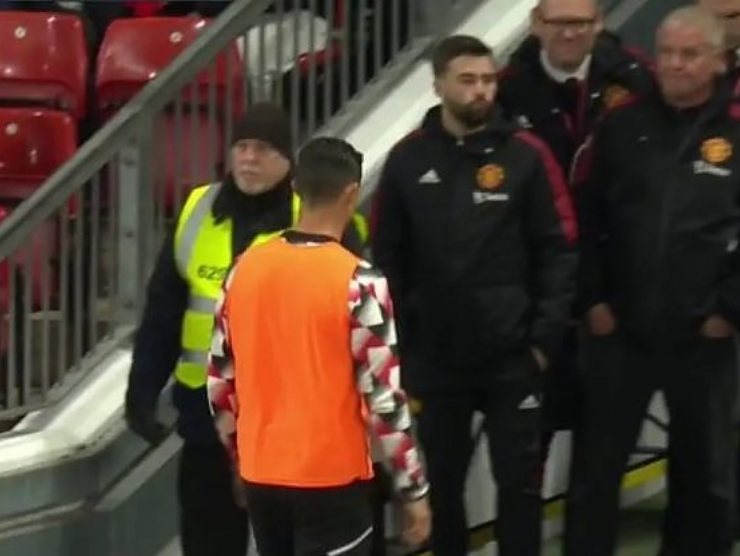 L'immagine dell'uscita di CR7 dal campo [Credit: web]