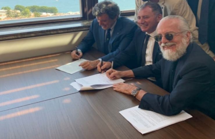 De Laurentiis durante la firma di contratti