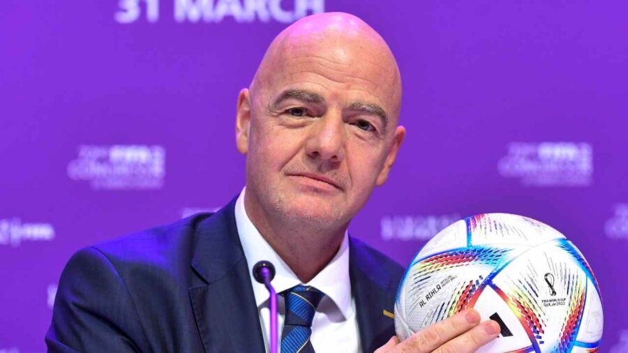 Il presidente Fifa Gianni Infantino con il pallone del Mondiale [credit: ANSA] - Sportitalia