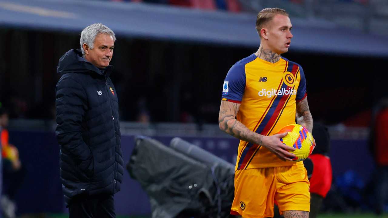 Josè Mourinho e Rick Karsdorp, la loro lite è sempre più discussa [Credit: ANSA] - Sportitalia.com