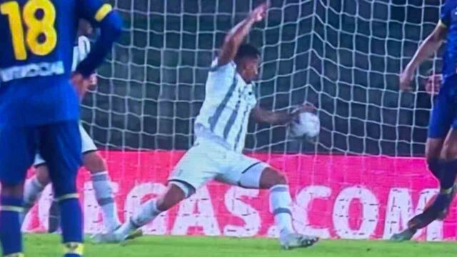 La contestata mano di Danilo [Credit_ account Twitter del Verona] - Sportitalia.com