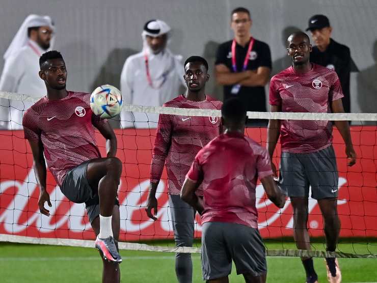 Un'immagine dall'allenamento del Qatar, lo scandalo con l'Ecuadorrischia di destabilizzare l'ambiente [Credit: ANSA] - Sportitalia.com