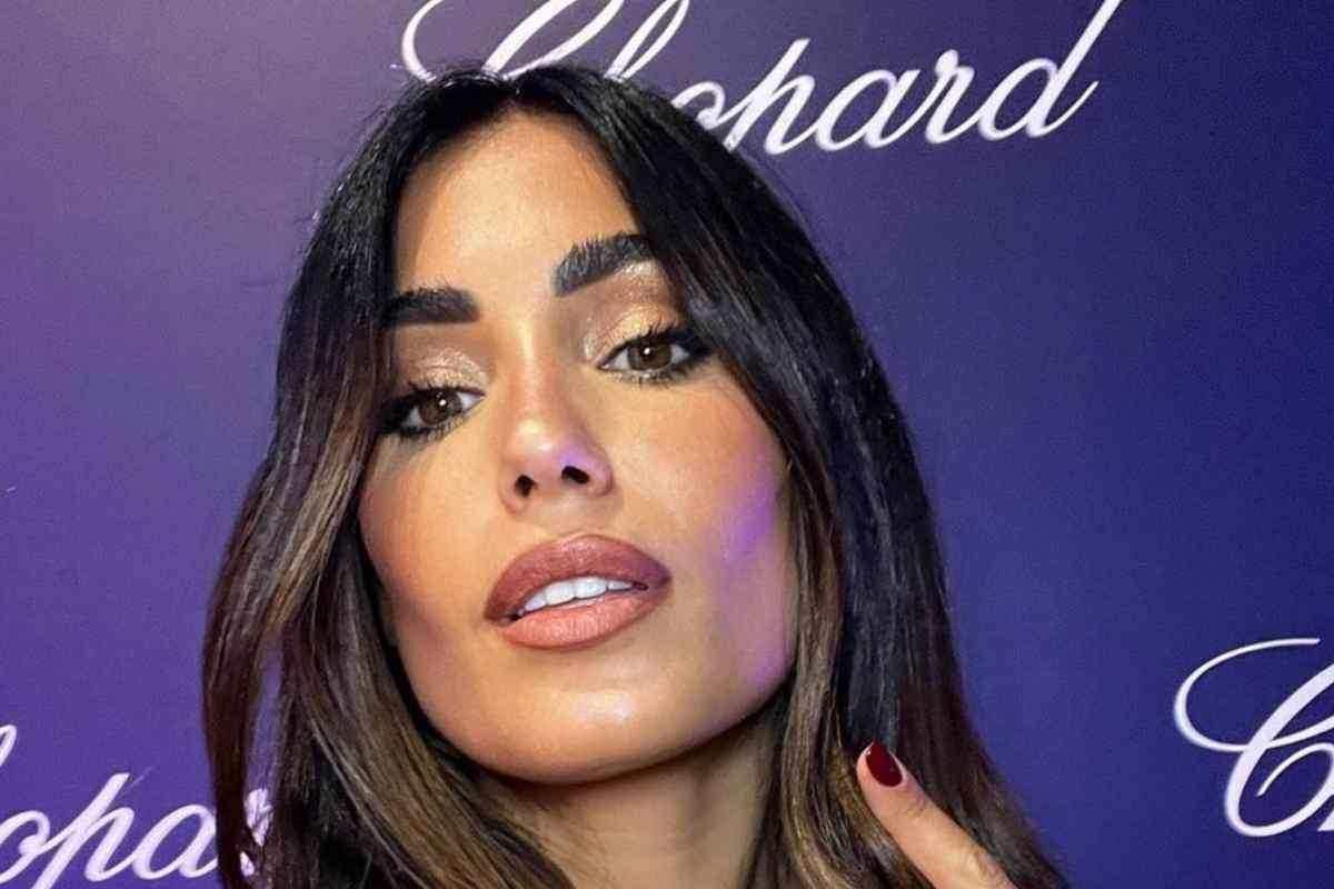 Federica Nargi sorride e ammalia con la tutina aderente i suoi followers.