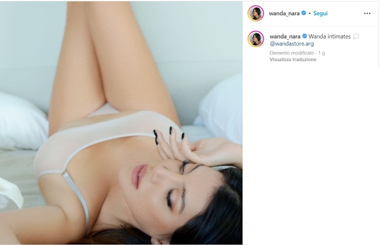 Wanda Nara sul letto in intimo
