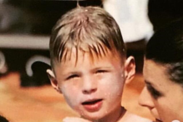 Questo bambino biondo è un vero campione, oggi va fortissimo