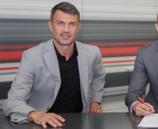 Paolo Maldini firma col Milan