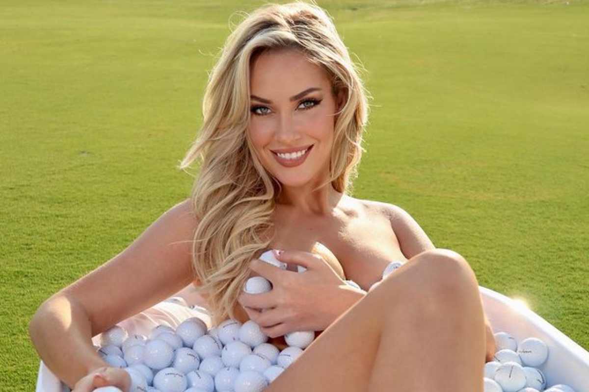 Paige Spiranac nella vasca, immagine imperdibile per i follower