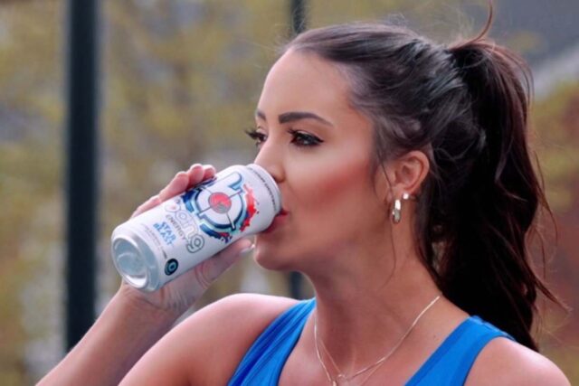 Rachel Stuhlmann gioca a carte scoperte