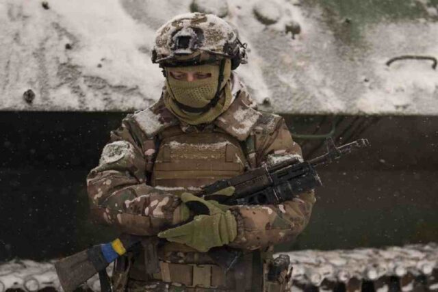 Un sodato in trincea. la guerra è iniziata il 24 febbraio 2022