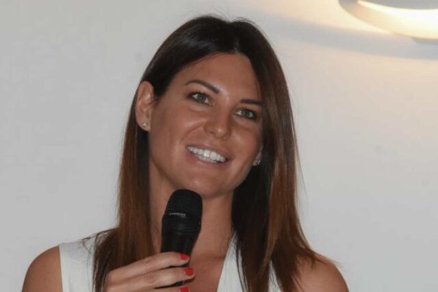 Giacca aperta e scollatura: Barbara Pedrotti accende il Giro