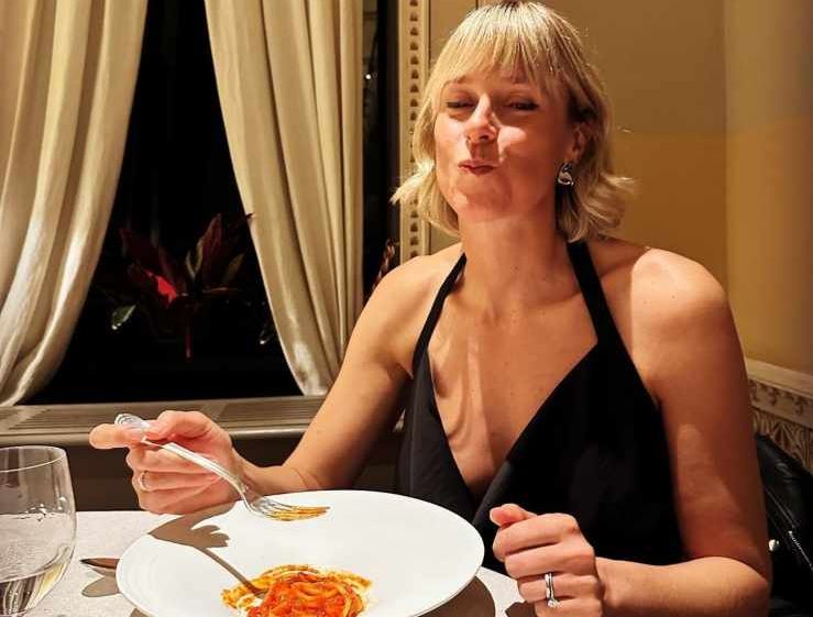 Federica Pellegrini in abito da sera, scollatura vertiginosa