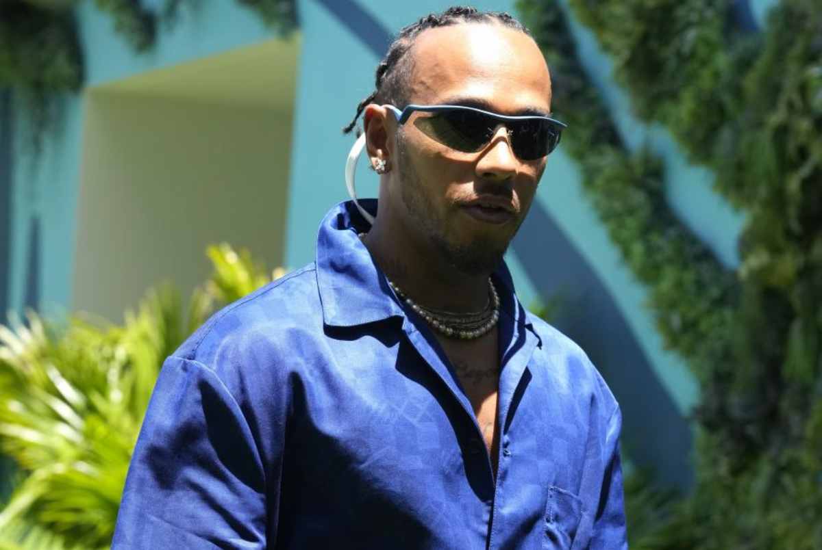 Hamilton via dalla Mercedes