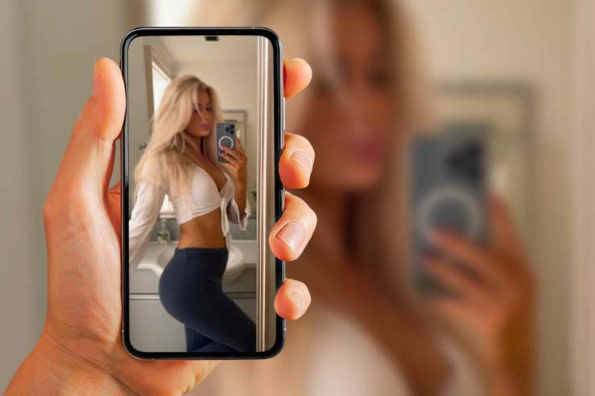 Monika Kilnarova, selfie bollente allo specchio
