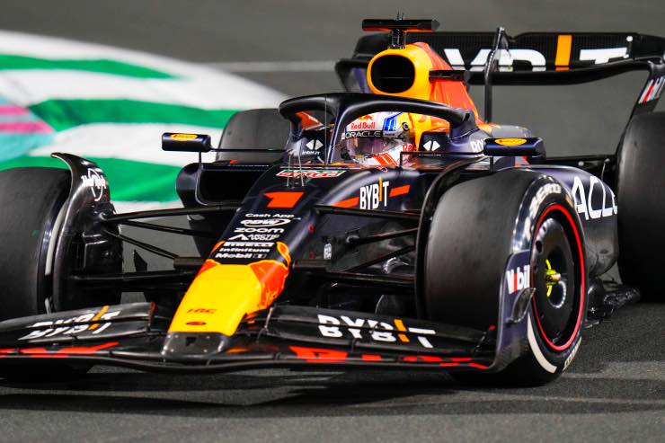 Verstappen alla guida della CR-V di Honda