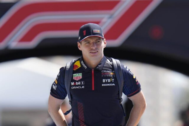 Verstappen alla guida della CR-V di Honda