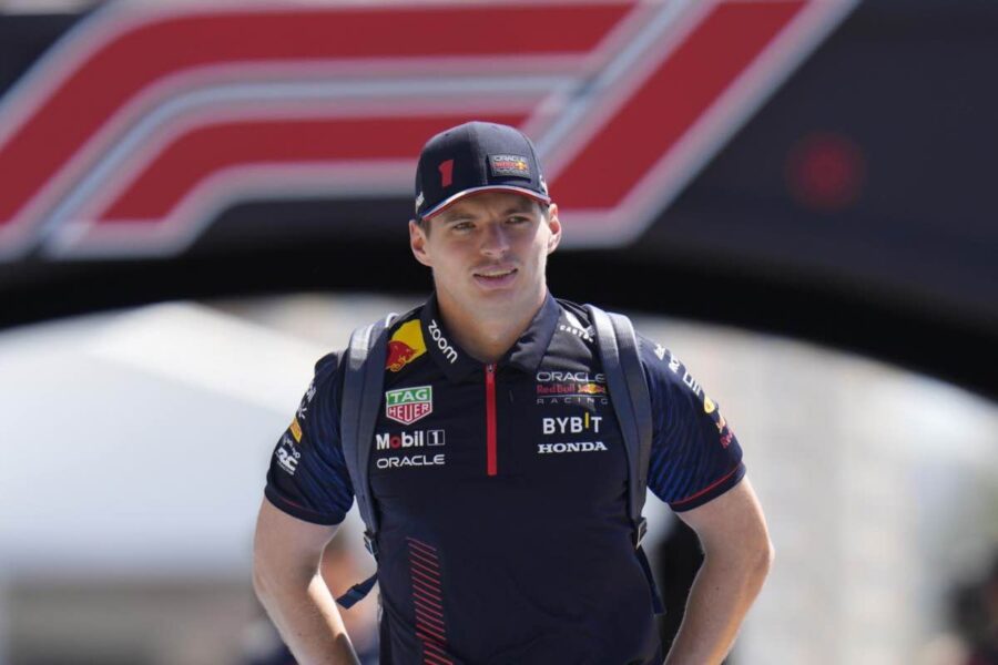 Verstappen alla guida della CR-V di Honda