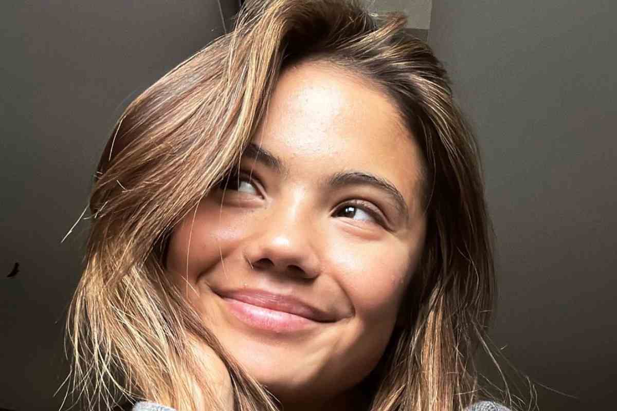 Emma Raducanu non ha mai perso il sorriso: i tifosi esultano