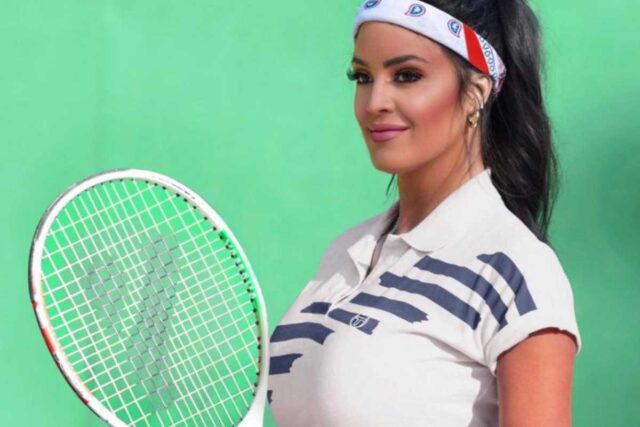 L'ex tennista manda in tilt i social con un look da impazzire