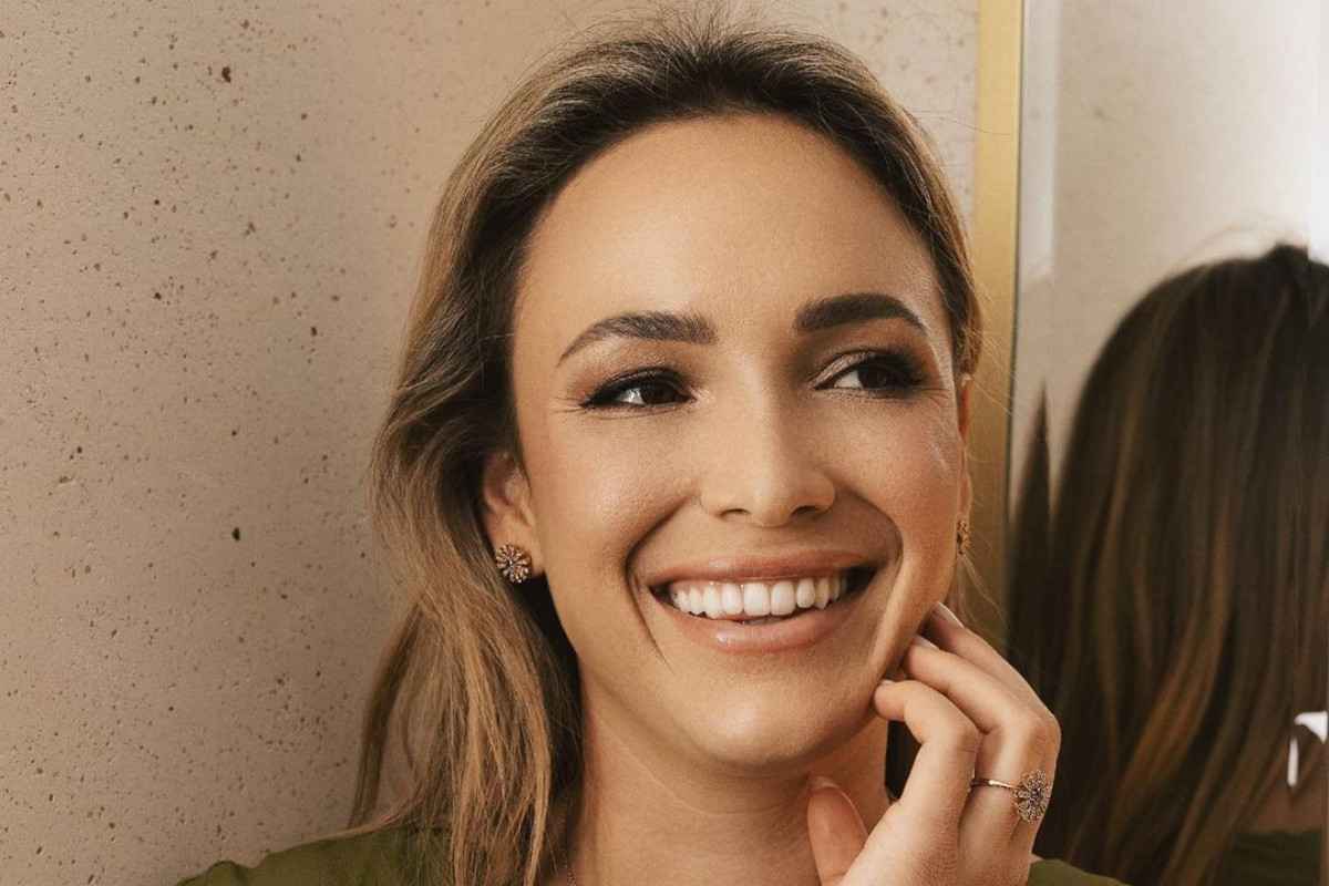 Elegantissima in abito rosso, la tennista incanta sui social