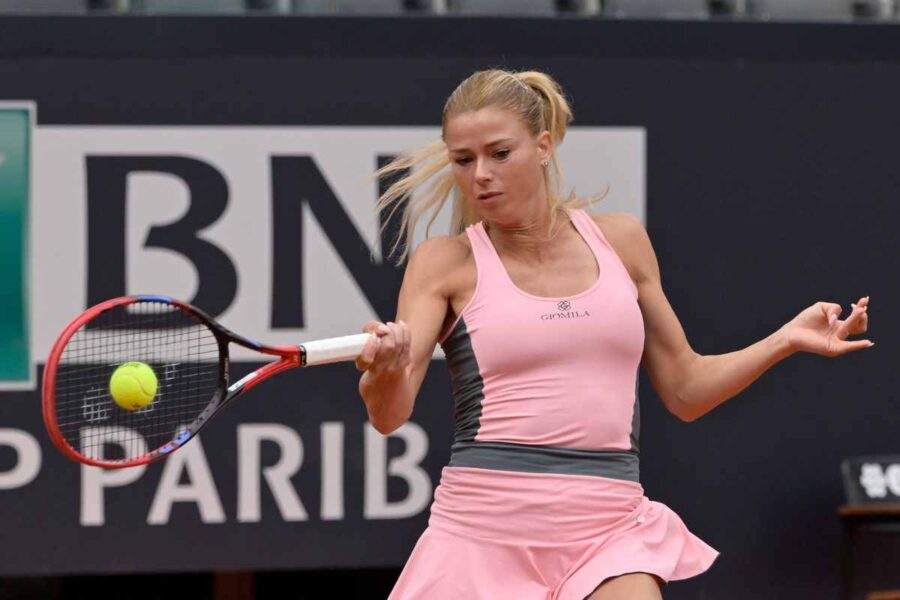 Camila Giorgi, outfit promosso a pieni voti: gonna cortissima e cuori in tilt