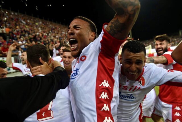 Il Bari esulta per il gol di Antenucci a Cagliari