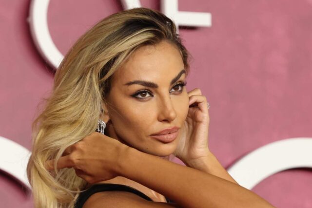 Tennis, pronta per Wimbledon: total white e scollatura da sogno