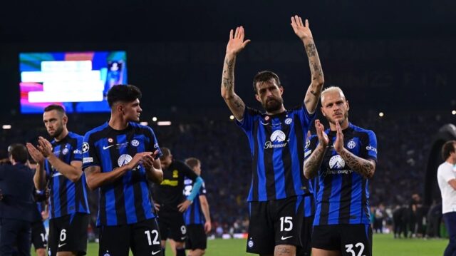 Champions League. I giocatori dell’Inter salutano i tifosi