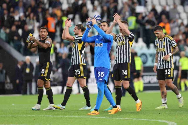 Alex Sandro valuta la rescissione