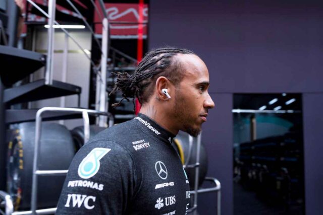 Lewis Hamilton, risposta in bilico: la Ferrari spera