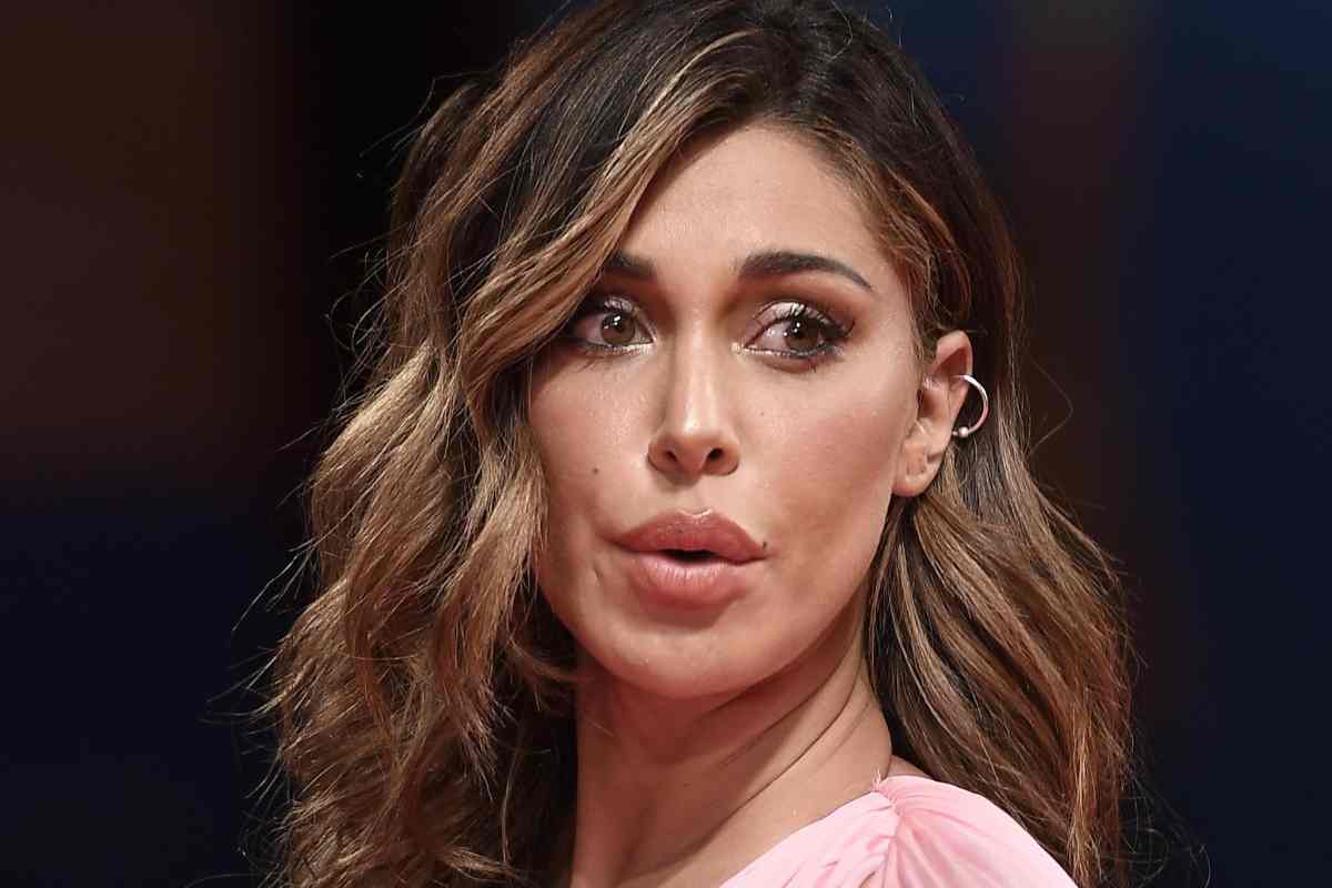 Belen Rodriguez, scatto da infarto: curve in bella mostra