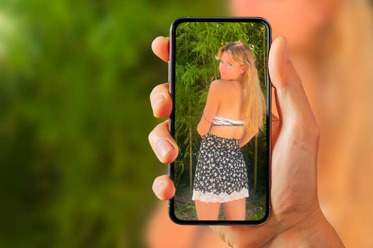 Camila Giorgi, selfie malizioso allo specchio