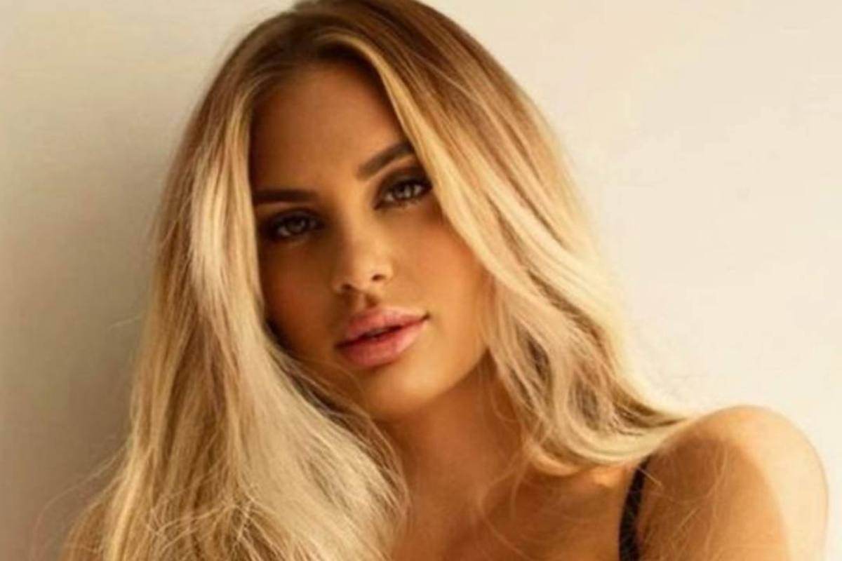 Francesca Brambilla camicetta aperta scollatura senza veli