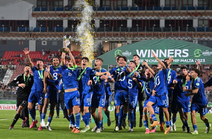 L’Italia under 19 alza la coppa