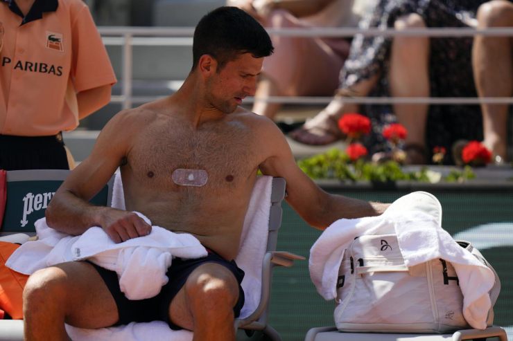 Djokovic, il segreto attaccato alla pelle: il bottone fa miracoli