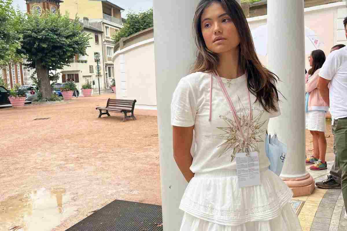 Emma Raducanu, gonnellina bianca e sguardo assorto: boom di like