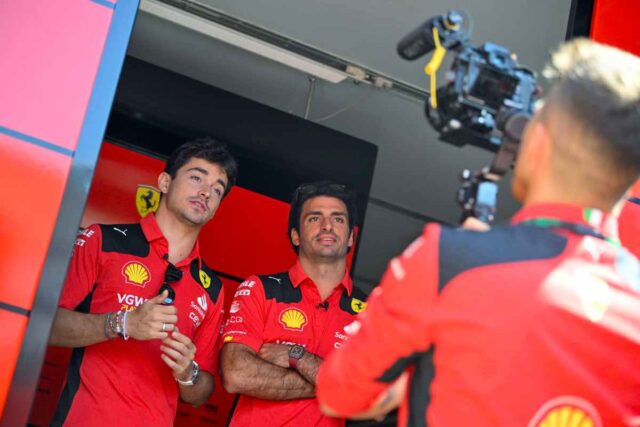 Ferrari, dalla Spagna dure accuse a Leclerc e al team: "Stanno penalizzando Sainz"