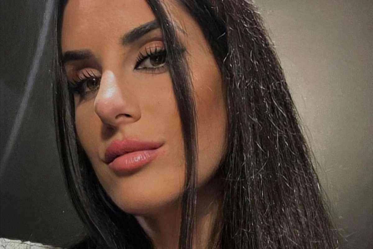 Valentina Vignali abito aderente scollatura incontenibile