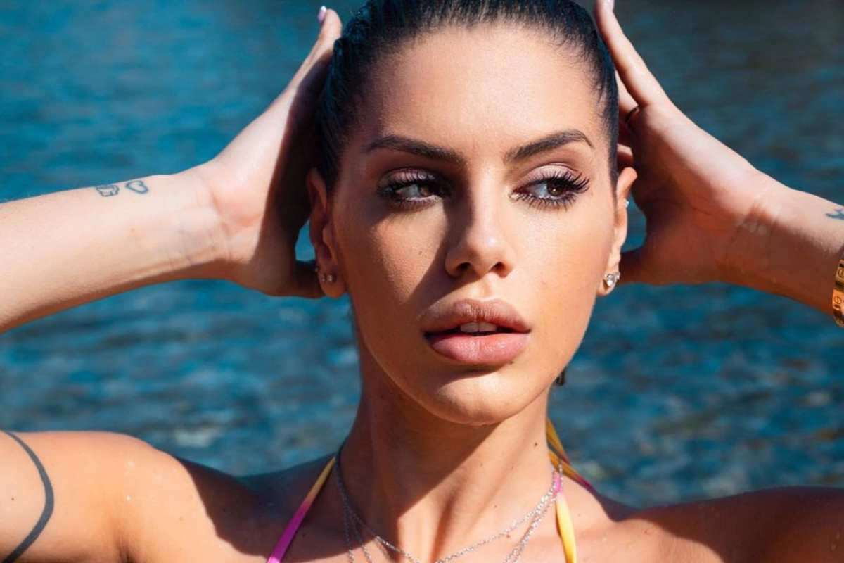 Antonella Fiordelisi bikini scollatura silhouette