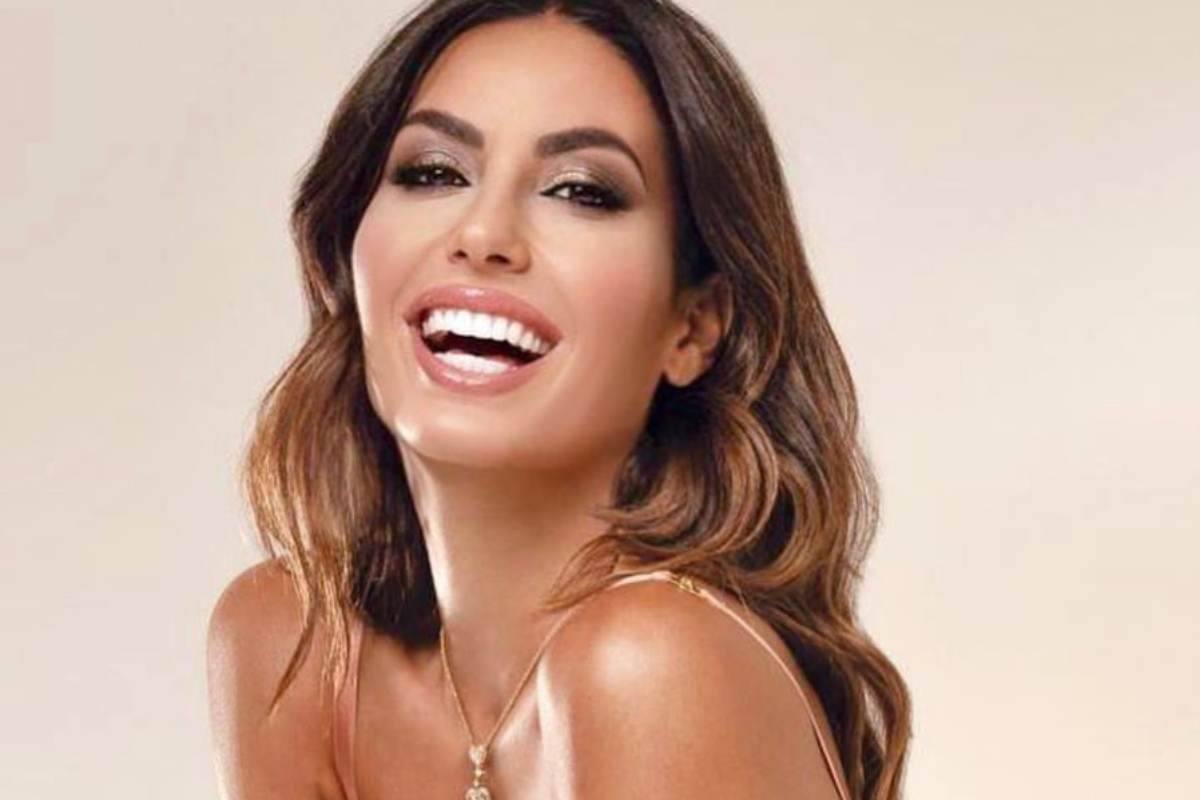 Elisabetta Gregoraci primo piano scollatura mozzafiato