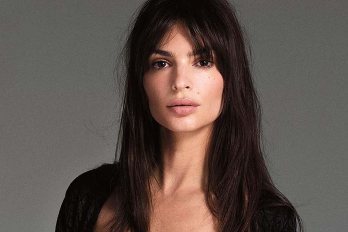 Emily Ratajkowski foto casa bikini